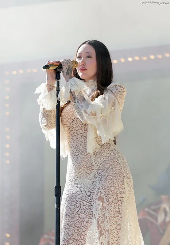 Noah Cyrus photo 18 of 908