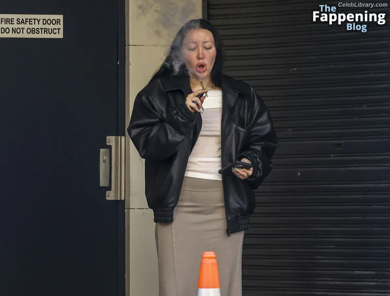 Noah Cyrus photo 2 of 908