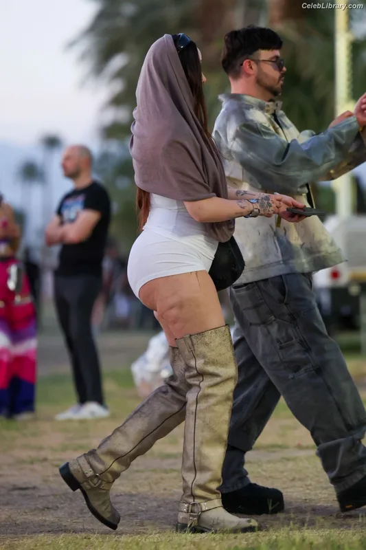 Noah Cyrus photo 5 of 908