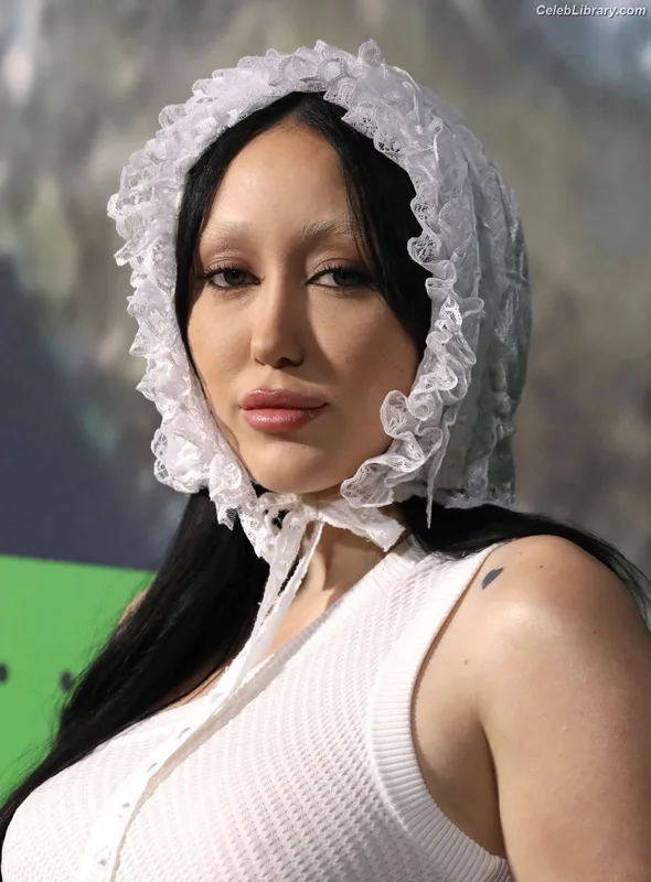 Noah Cyrus photo 9 of 908