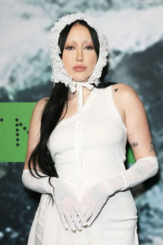 Noah Cyrus photo 10 of 908