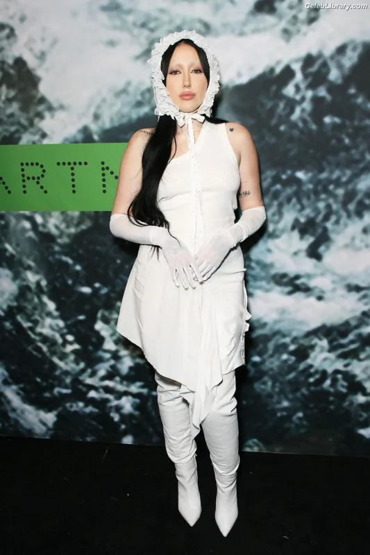 Noah Cyrus photo 11 of 908