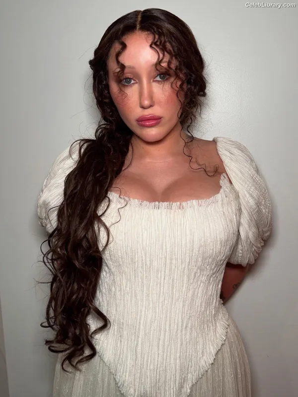 Noah Cyrus photo 7 of 908