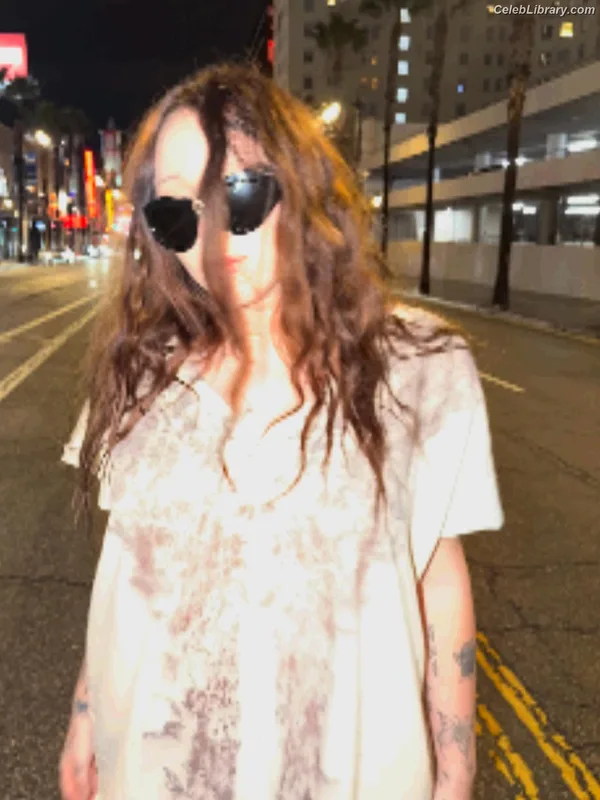 Noah Cyrus photo 16 of 908