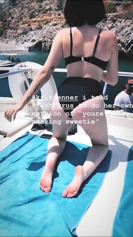Noah Cyrus photo 4 of 908