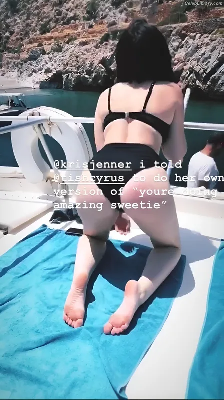 Noah Cyrus photo 5 of 908