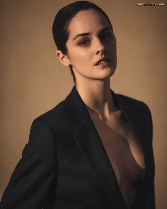 Noémie Merlant photo 19 of 104