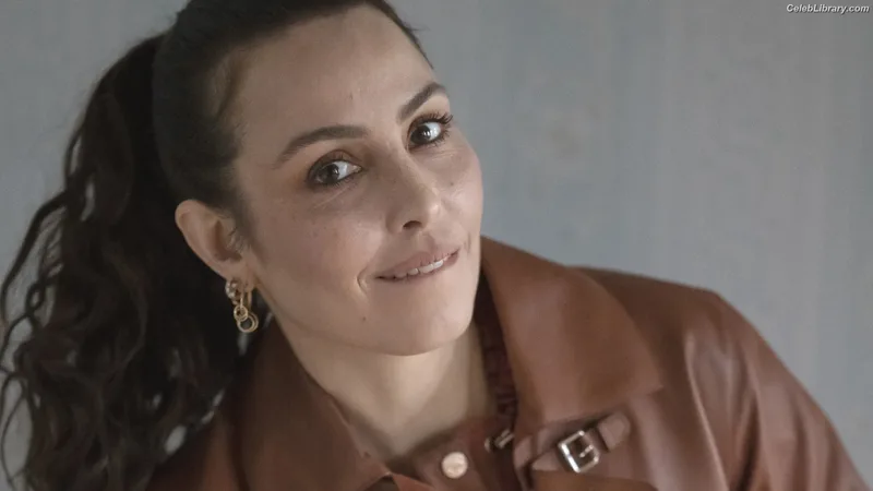 Noomi Rapace photo 11 of 26