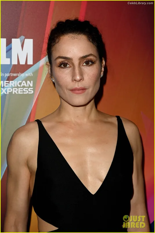 Noomi Rapace photo 16 of 26