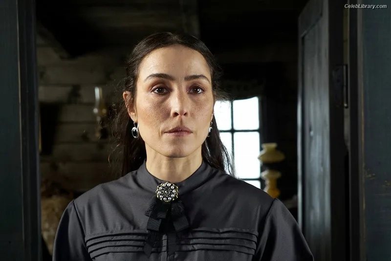 Noomi Rapace photo 24 of 26