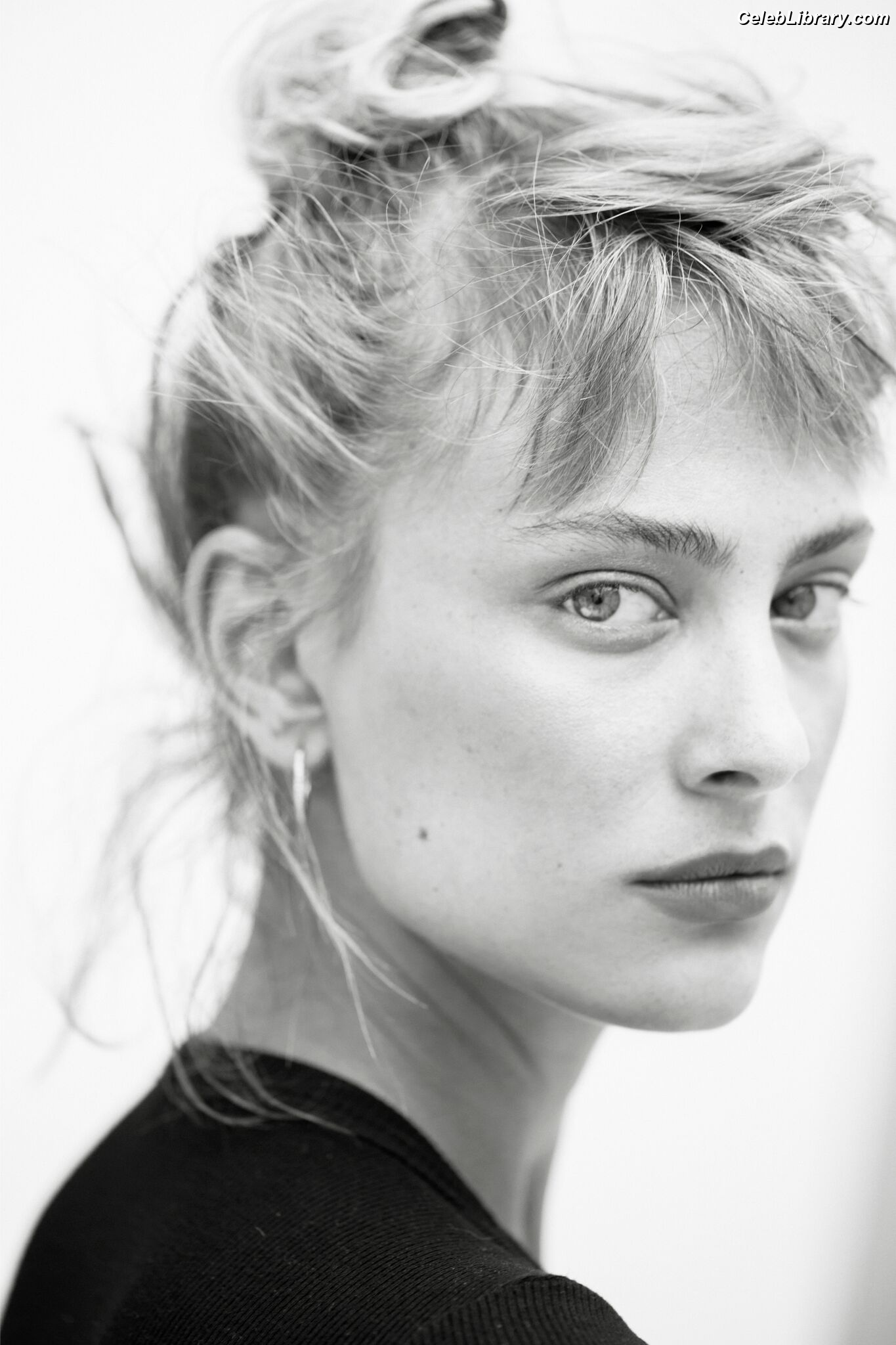 Nora Arnezeder photo 7 of 66