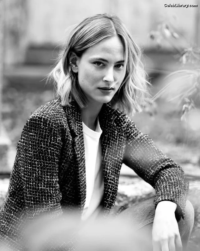Nora Arnezeder photo 16 of 66