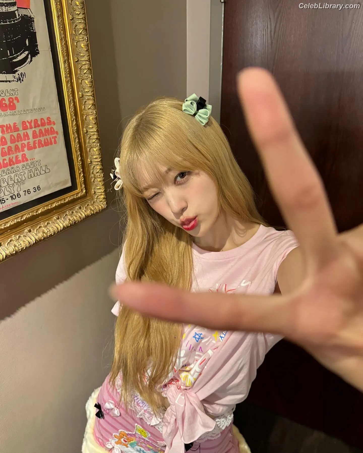 Odd Eye Circle photo 24 of 204