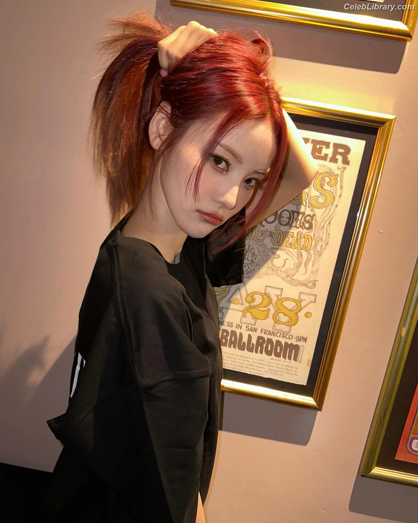 Odd Eye Circle photo 3 of 204