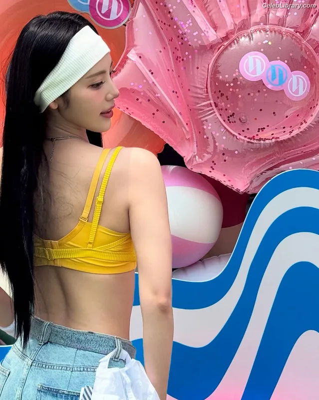 Odd Eye Circle photo 5 of 205