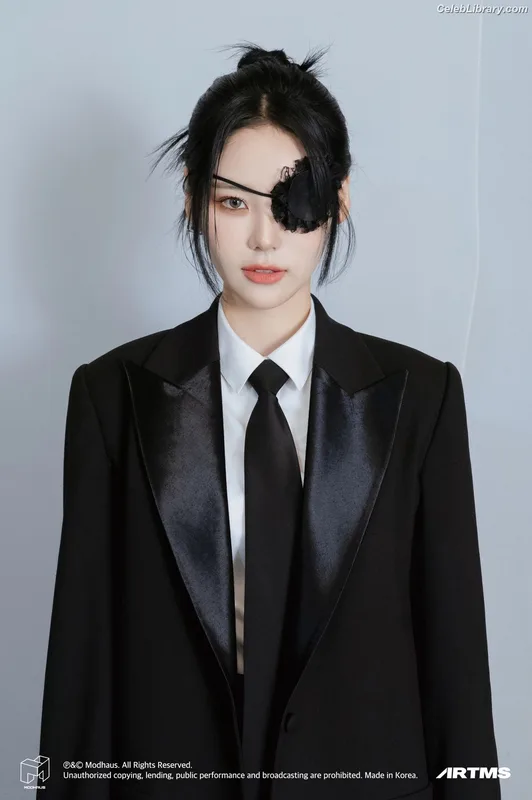 Odd Eye Circle photo 1 of 205