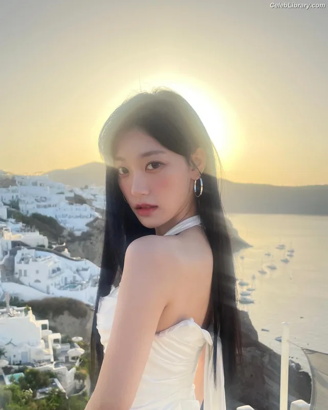 Odd Eye Circle photo 14 of 205