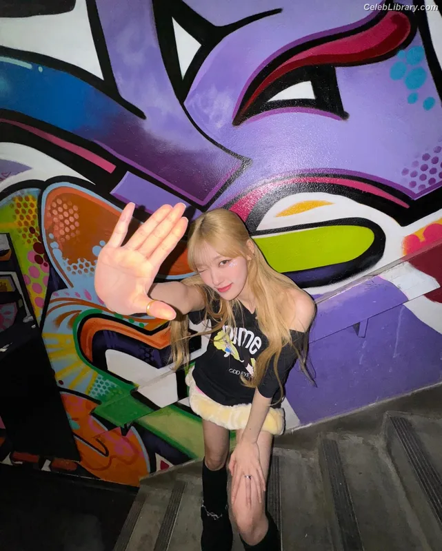Odd Eye Circle photo 2 of 205
