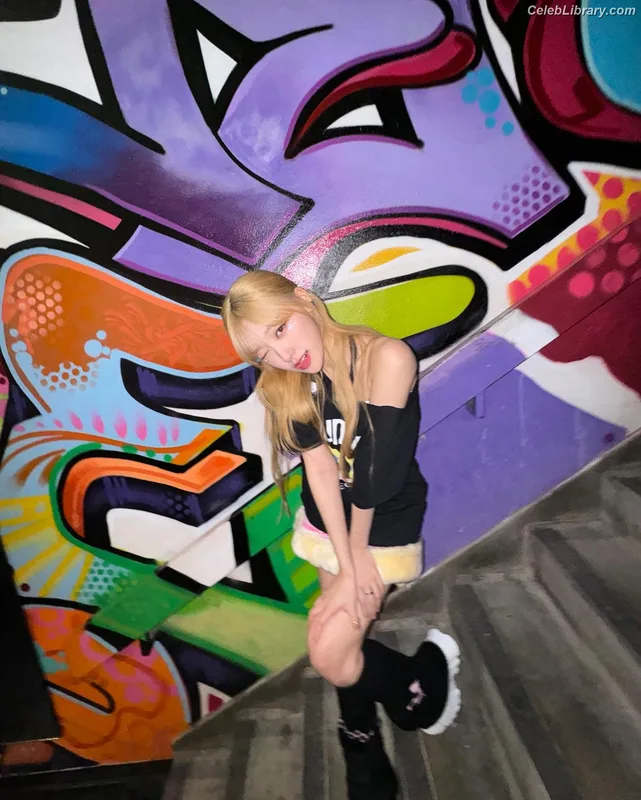 Odd Eye Circle photo 15 of 205