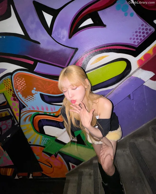 Odd Eye Circle photo 16 of 205
