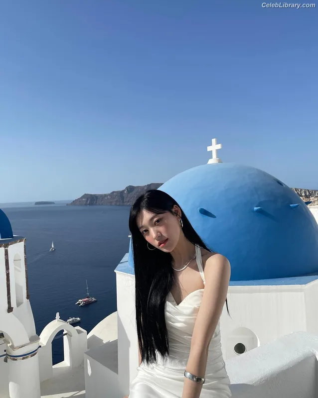 Odd Eye Circle photo 1 of 205