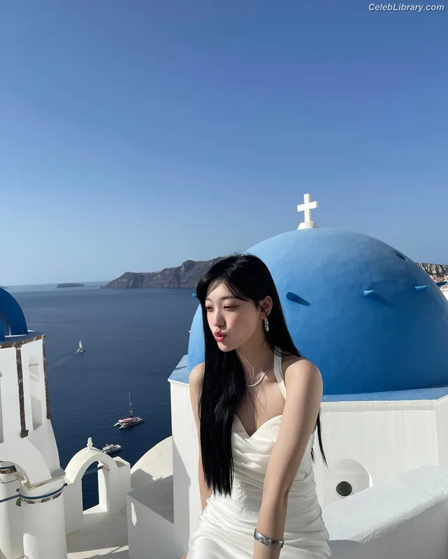 Odd Eye Circle photo 3 of 205