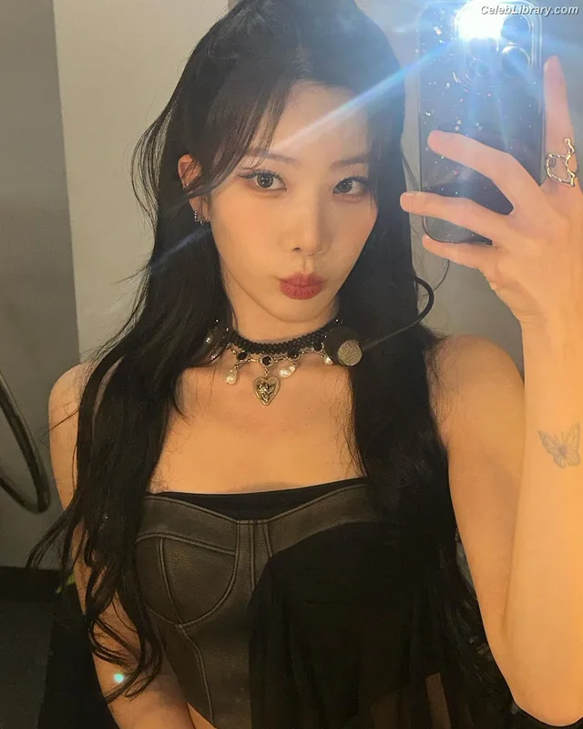 Odd Eye Circle photo 9 of 205