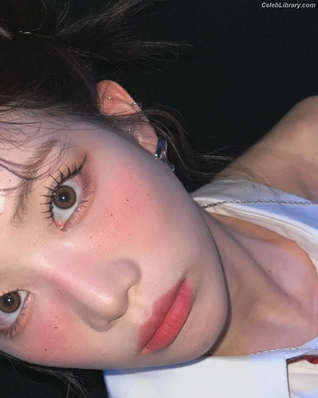 Odd Eye Circle photo 14 of 205