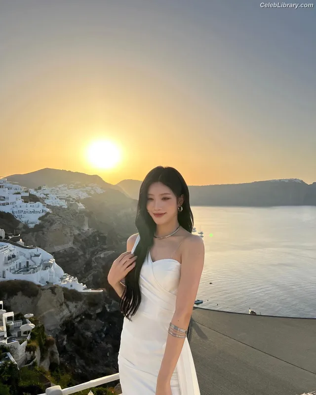 Odd Eye Circle photo 2 of 205