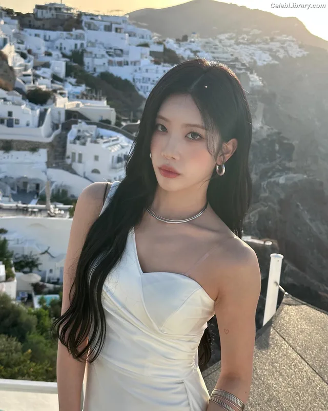 Odd Eye Circle photo 8 of 205