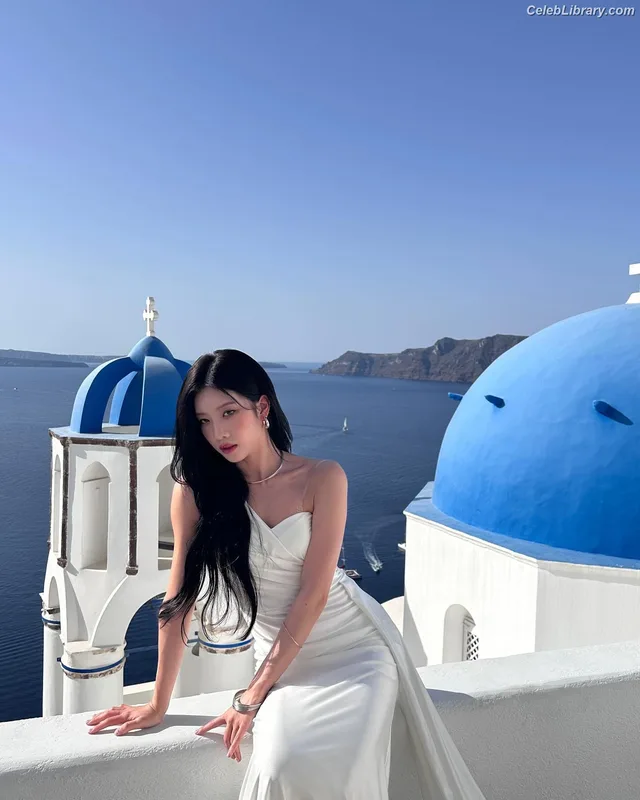 Odd Eye Circle photo 15 of 205