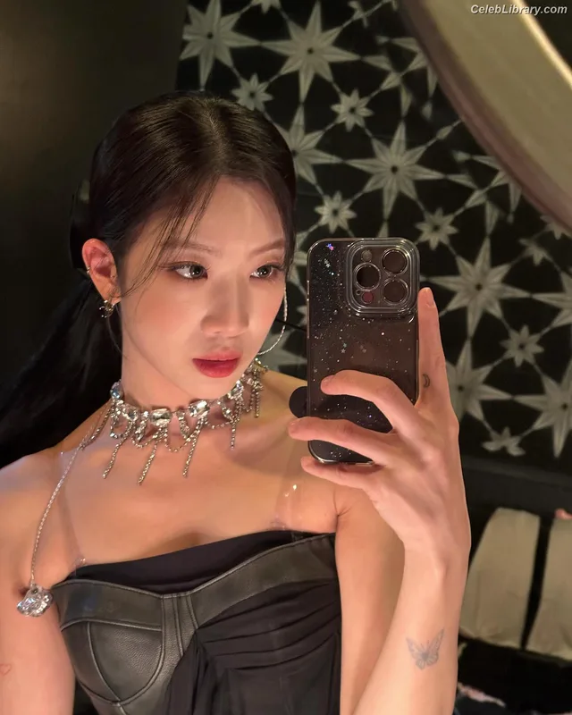 Odd Eye Circle photo 16 of 205