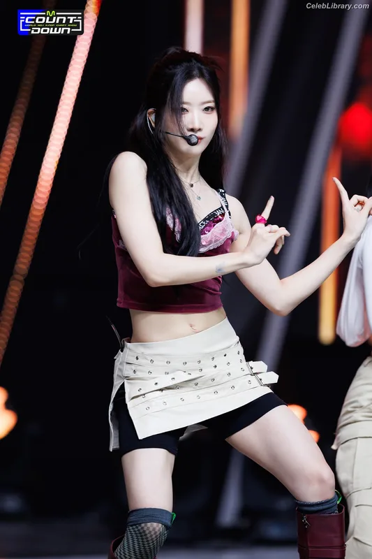 Odd Eye Circle photo 1 of 205