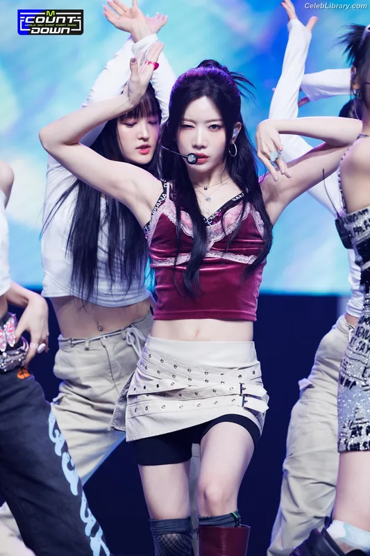 Odd Eye Circle photo 2 of 205