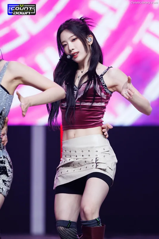 Odd Eye Circle photo 3 of 205