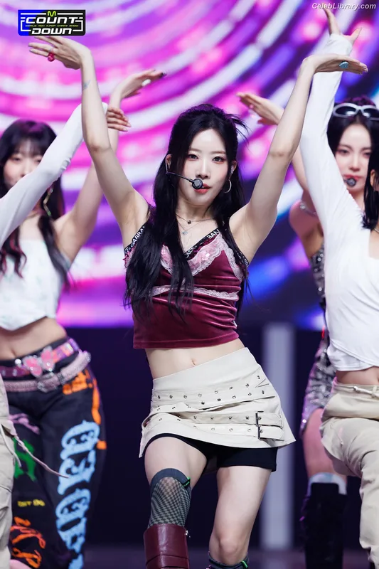 Odd Eye Circle photo 4 of 205