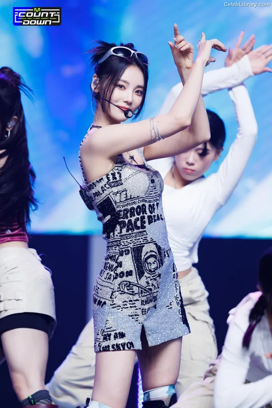Odd Eye Circle photo 15 of 205