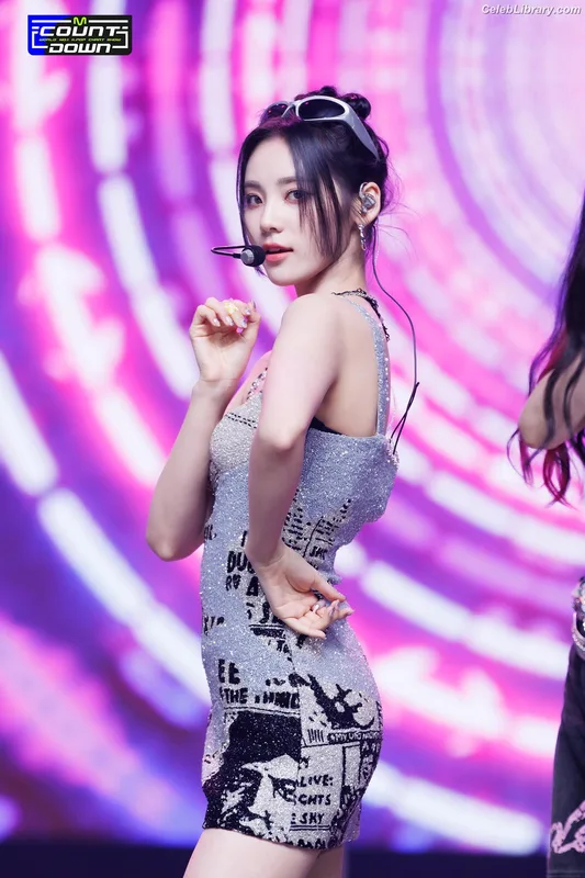 Odd Eye Circle photo 20 of 205
