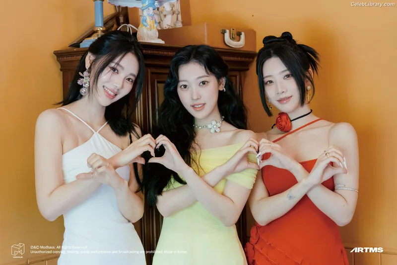 Odd Eye Circle photo 21 of 205