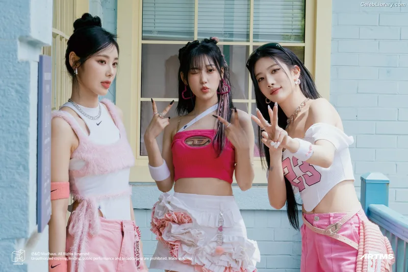 Odd Eye Circle photo 22 of 205