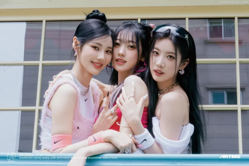 Odd Eye Circle photo 1 of 205