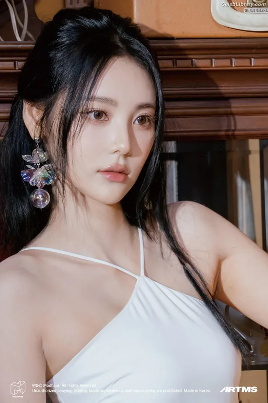 Odd Eye Circle photo 2 of 205