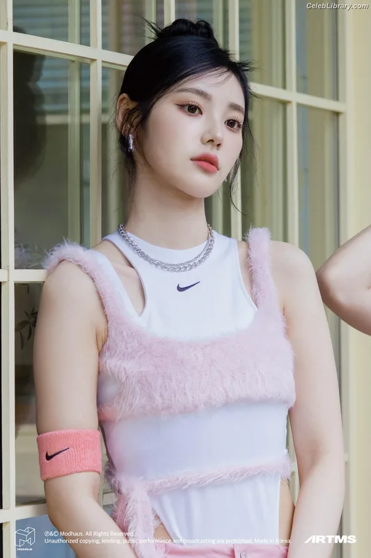 Odd Eye Circle photo 5 of 205