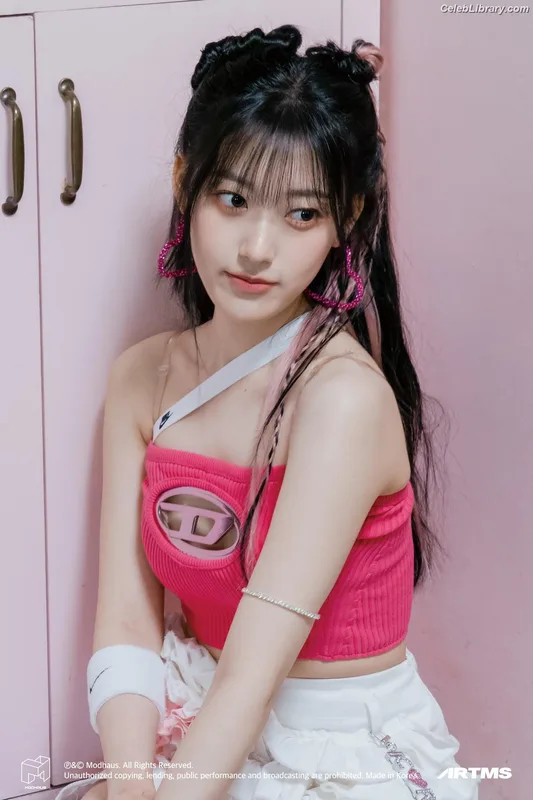 Odd Eye Circle photo 8 of 205