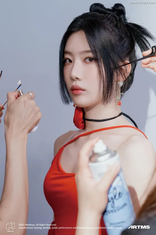 Odd Eye Circle photo 10 of 205