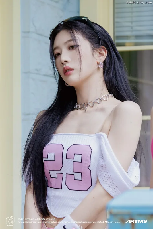 Odd Eye Circle photo 12 of 205