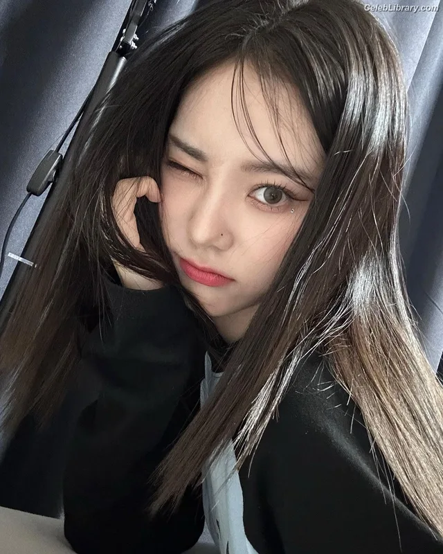 Odd Eye Circle photo 17 of 205