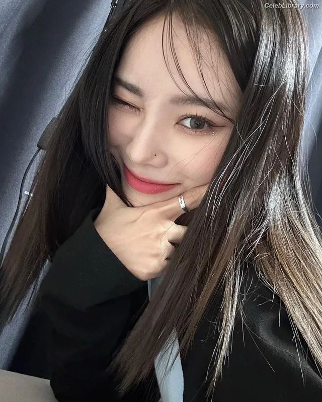 Odd Eye Circle photo 19 of 205
