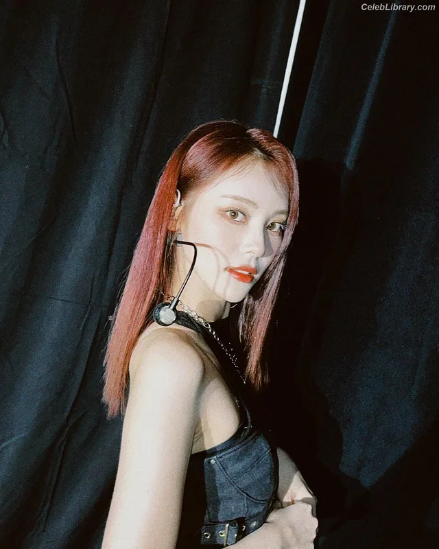 Odd Eye Circle photo 9 of 205
