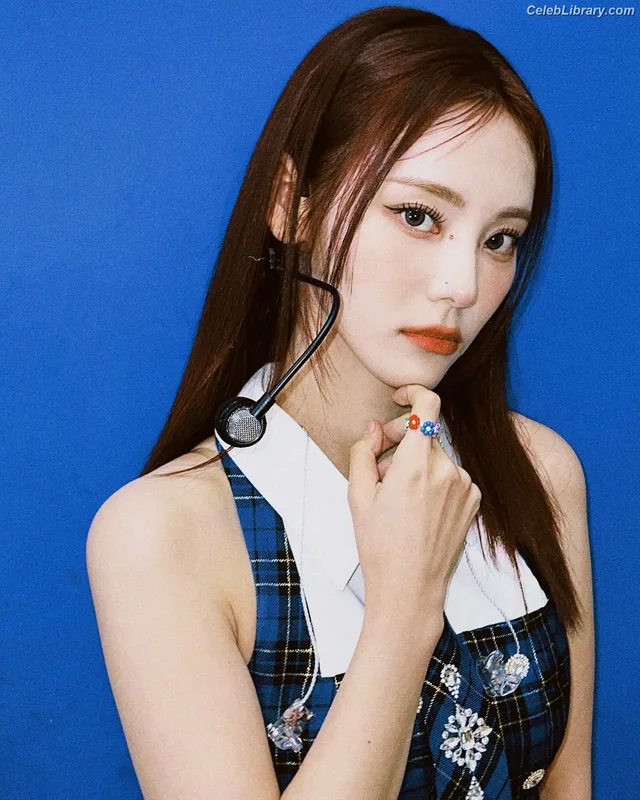 Odd Eye Circle photo 10 of 205